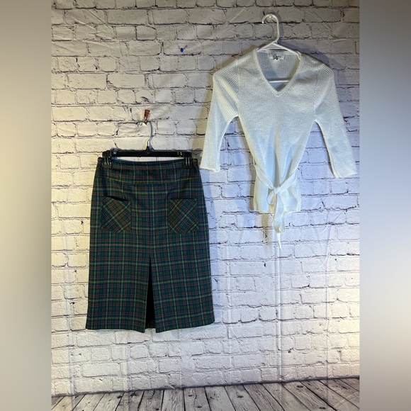 Urban Vibe. Ladies plaid skirt with pockets and split. Size Medium. - Picture 5 of 6